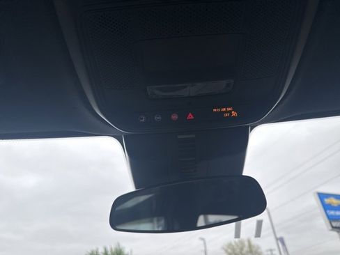 Used 2025 Chevrolet Traverse LT image 43