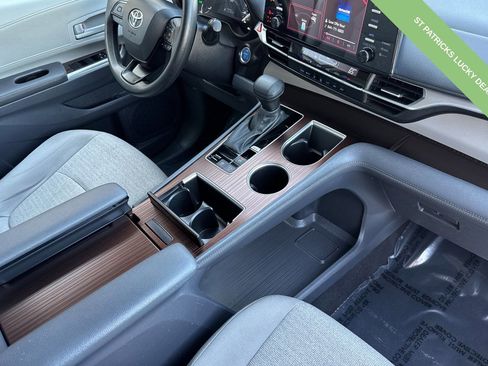 Used 2024 Toyota Sienna LE image 17