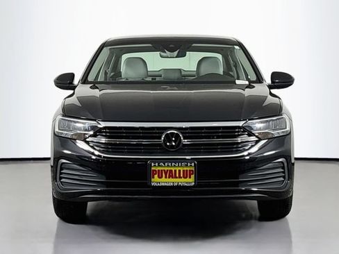 Certified 2023 Volkswagen Jetta SE FWD image 2