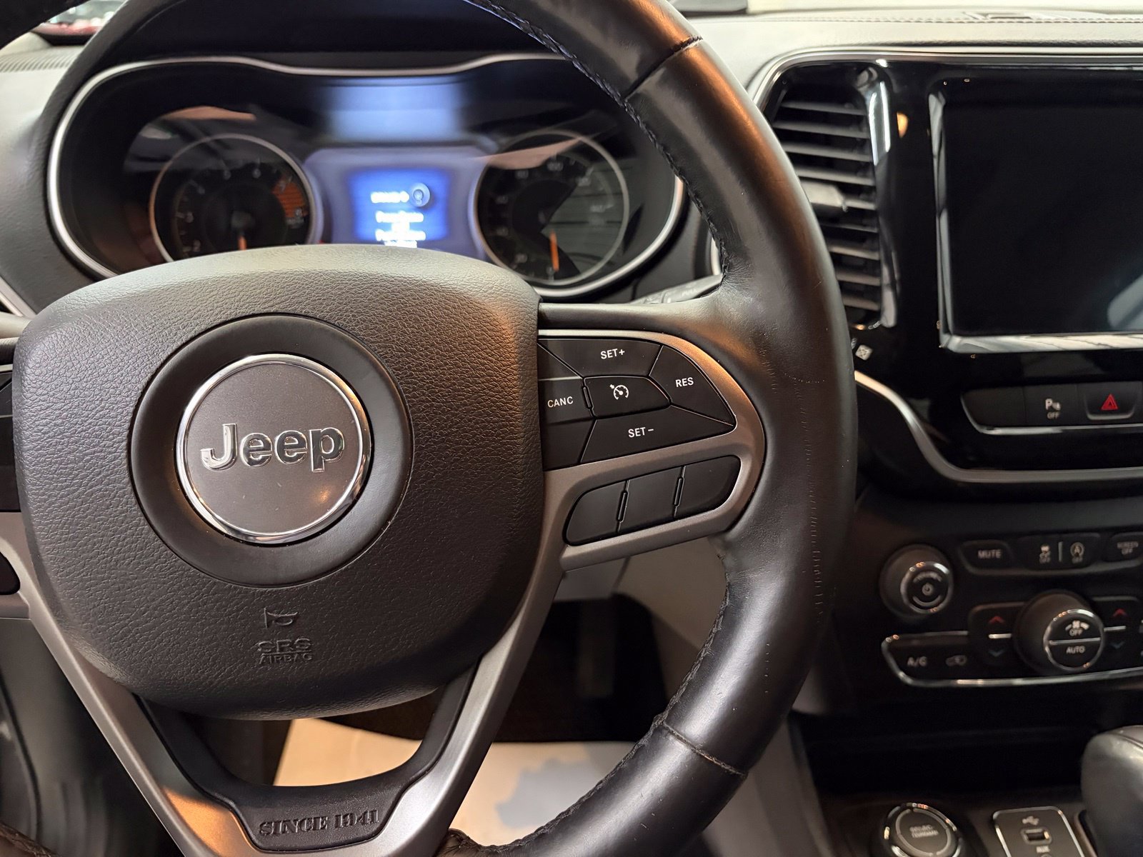 Used 2019 Jeep Cherokee Limited AWD/4WD image 15