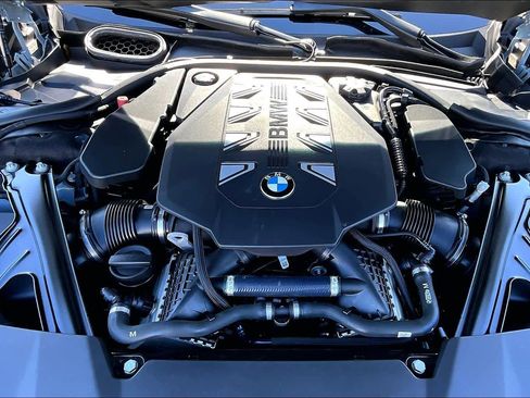 Used 2023 BMW 760i xDrive w/ Executive Package image 32