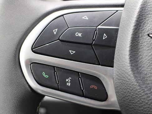 Used 2025 Chrysler Pacifica Select FWD image 11