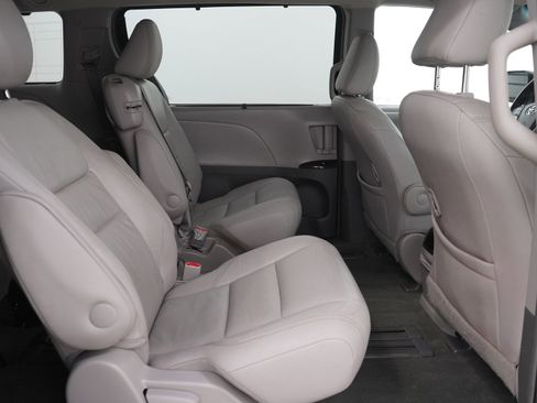Used 2015 Toyota Sienna XLE image 13