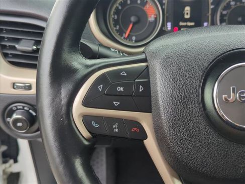 Used 2016 Jeep Cherokee Latitude w/ Comfort/Convenience Group image 16