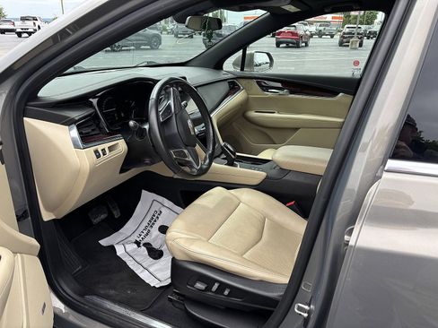Used 2018 Cadillac XT5 Luxury w/ Driver Awareness Package AWD/4WD image 4