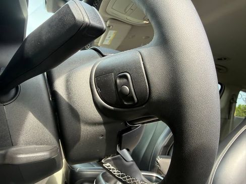 Used 2023 Chrysler Pacifica Touring-L FWD image 20