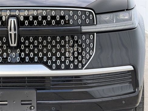 Used 2025 Lincoln Navigator Reserve image 7