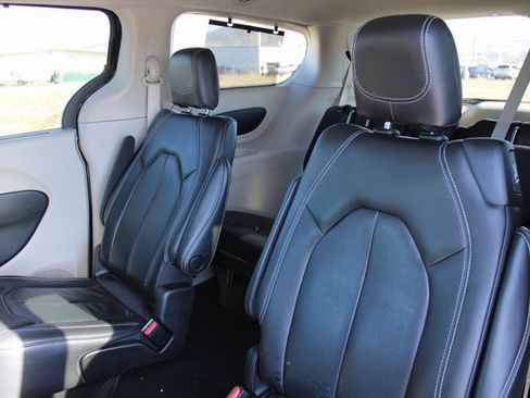 Used 2022 Chrysler Pacifica Touring-L image 15