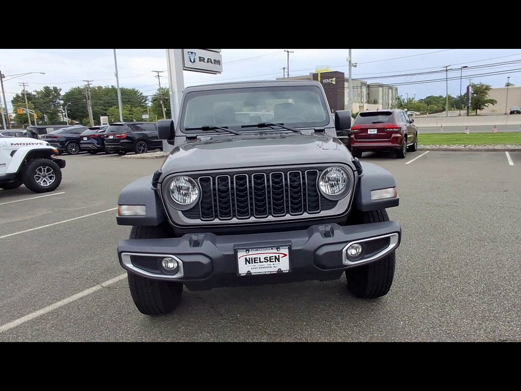 Used 2025 Jeep Gladiator Sport AWD/4WD image 3