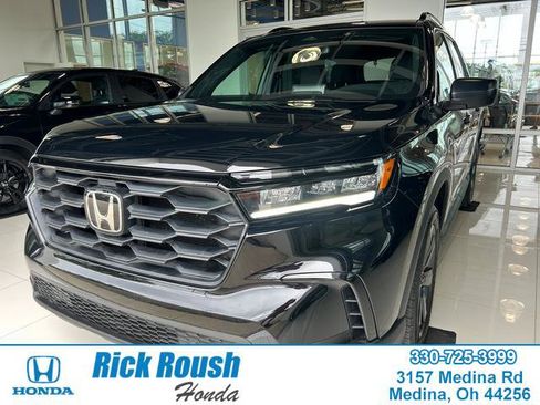 Used 2024 Honda Pilot Sport image 1