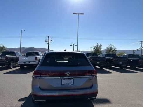 Used 2024 Volkswagen Atlas SE AWD/4WD image 7