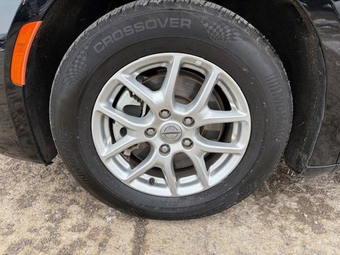 Used 2024 Chrysler Pacifica Touring-L image 7