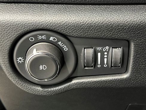 New 2025 Chrysler Pacifica Select image 25