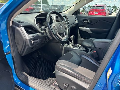 Used 2017 Jeep Cherokee Trailhawk AWD/4WD image 6