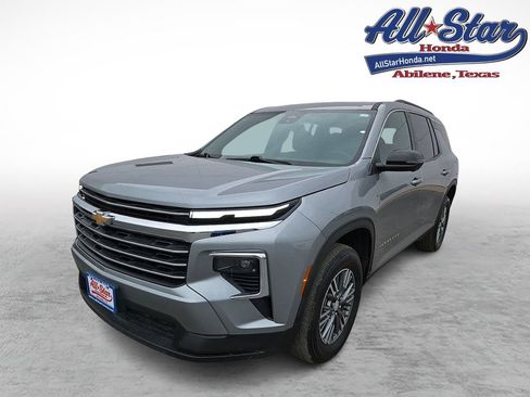 Used 2024 Chevrolet Traverse LT image 1