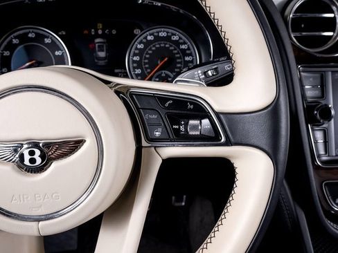 Used 2019 Bentley Bentayga image 40