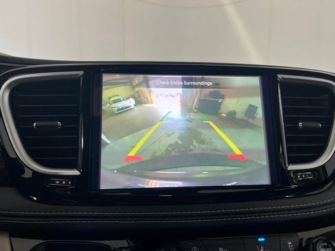 Used 2023 Chrysler Pacifica Limited FWD image 68