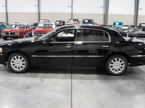 Used 2006 Lincoln Town Car Signature Limited RWD image 13
