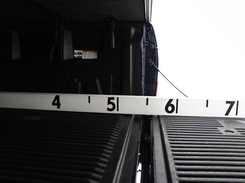 Used 2018 Nissan Titan SV w/ SV Convenience Package image 10