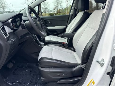 Used 2017 Chevrolet Trax LT w/ LT Convenience Package image 20