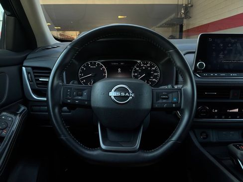Used 2025 Nissan Rogue SV FWD image 34