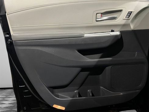 Used 2021 Toyota Sienna Limited image 25