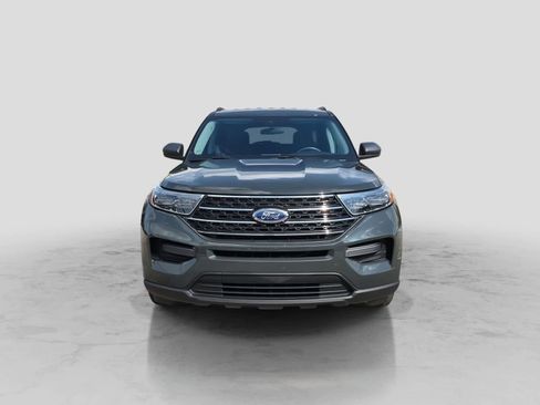 Used 2023 Ford Explorer XLT AWD/4WD image 3
