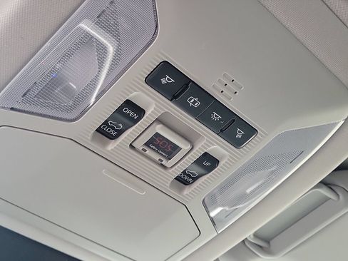Used 2019 Toyota RAV4 XLE Premium FWD image 32