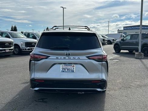 Used 2024 Toyota Sienna XSE w/ XSE Plus Package image 4