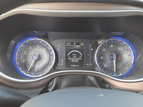 Used 2017 Chrysler Pacifica Touring w/ Tire & Wheel Group FWD image 13