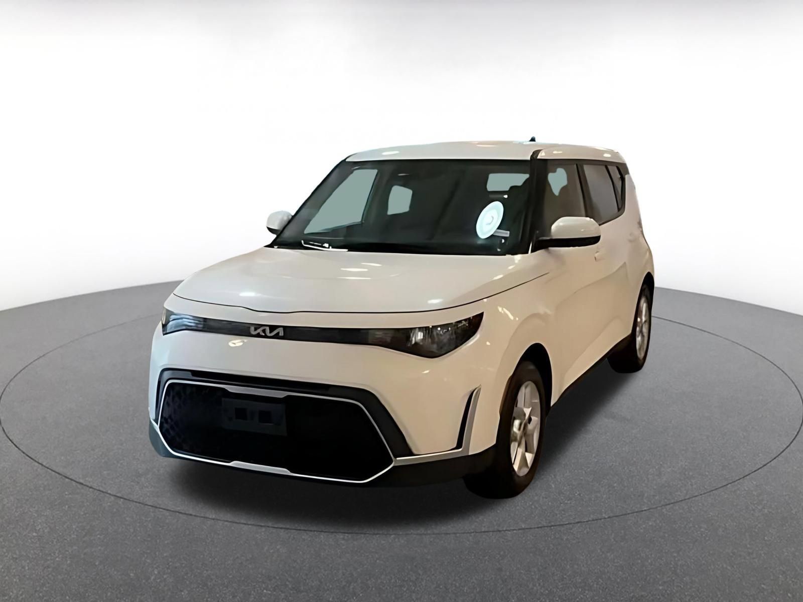 Used 2025 Kia Soul LX w/ LX Technology Package FWD image 4