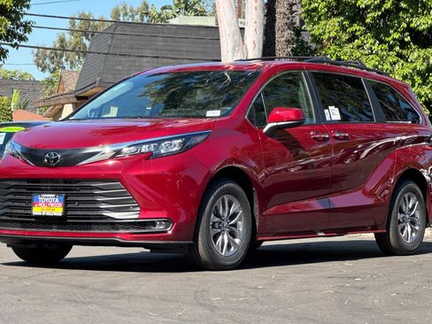 New 2026 Toyota Sienna XLE image 3