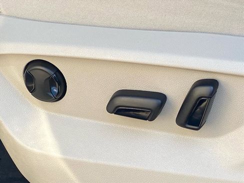 Certified 2025 Volkswagen Atlas SE w/ Panoramic Sunroof Package image 12