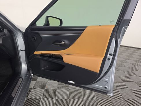 Used 2025 Lexus ES 350 w/ Accessory Package (Z2) image 32