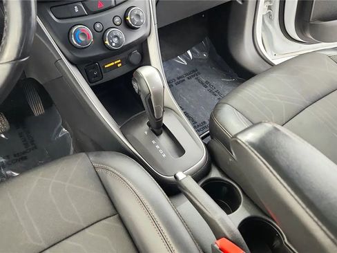 Used 2018 Chevrolet Trax LT w/ LT Convenience Package FWD image 33