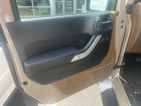 Used 2016 Jeep Wrangler Sahara w/ Dual Top Group AWD/4WD image 10