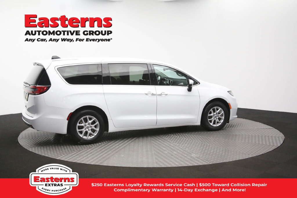 Used 2023 Chrysler Pacifica Touring-L FWD image 42