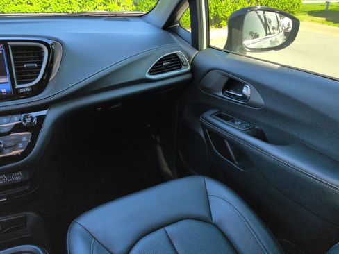 Used 2025 Chrysler Pacifica Select image 16