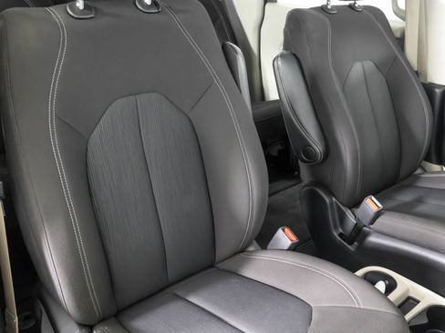Used 2022 Chrysler Voyager LX image 43
