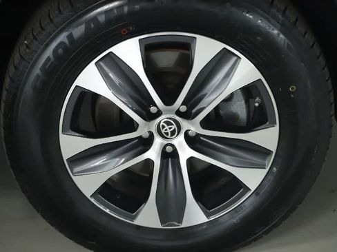 Used 2023 Toyota Highlander XLE image 10