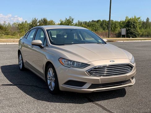 Used 2017 Ford Fusion SE w/ Fusion SE Technology Package FWD image 1