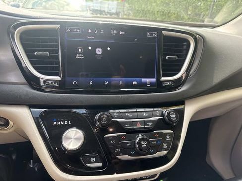 Used 2024 Chrysler Pacifica Touring-L FWD image 23