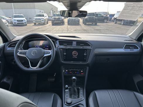 Certified 2024 Volkswagen Tiguan SE image 9