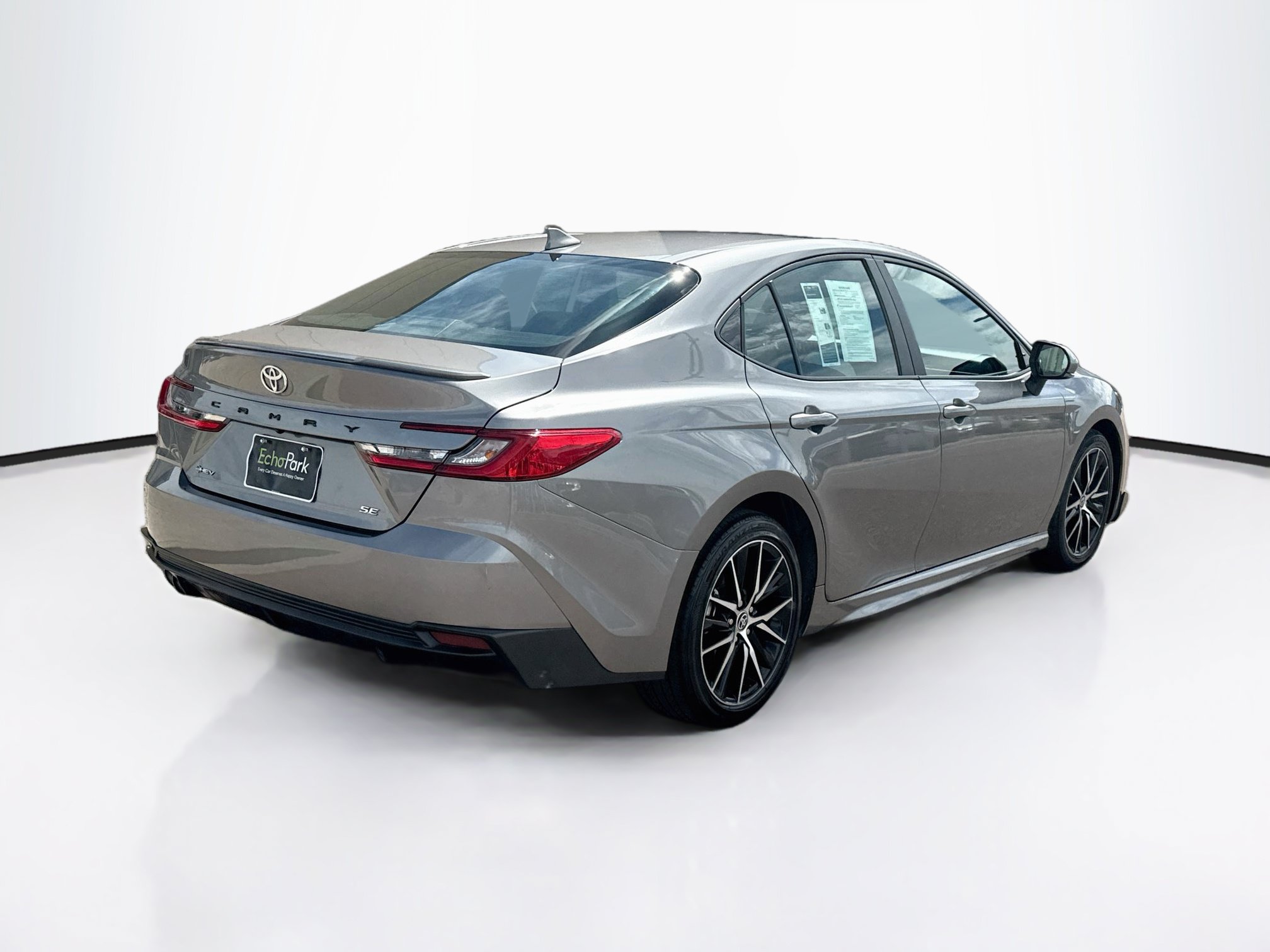 Used 2025 Toyota Camry SE FWD image 9