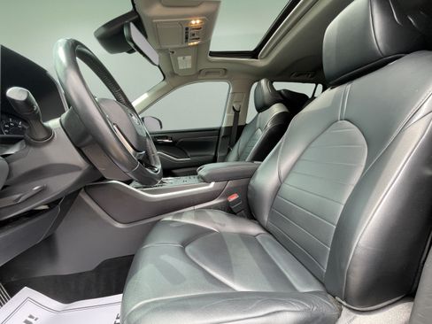 Used 2021 Toyota Highlander XLE AWD/4WD image 13