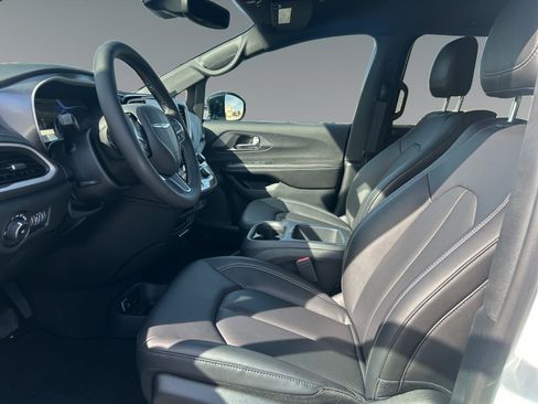 New 2026 Chrysler Pacifica Select AWD/4WD image 9