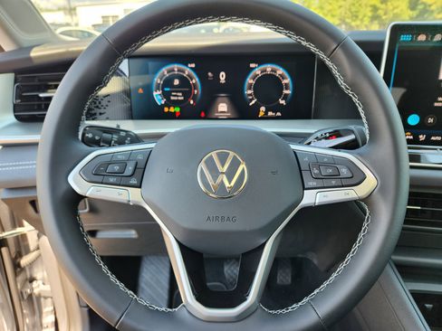 New 2025 Volkswagen Tiguan SE image 10