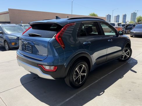 Used 2025 Kia Niro EX FWD image 4