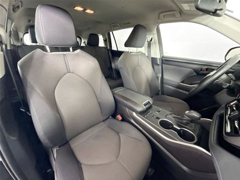 Certified 2022 Toyota Highlander LE image 37