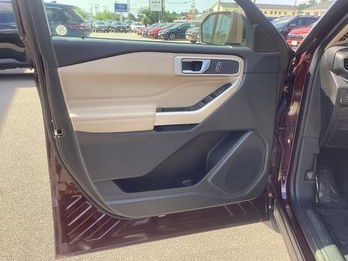 Used 2022 Ford Explorer XLT w/ Equipment Group 202A AWD/4WD image 12